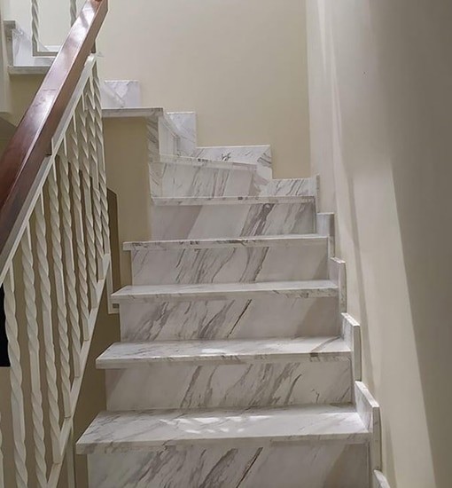 Cầu thang màu cẩm thạch trắng rất phù hợp cho người mệnh mộc