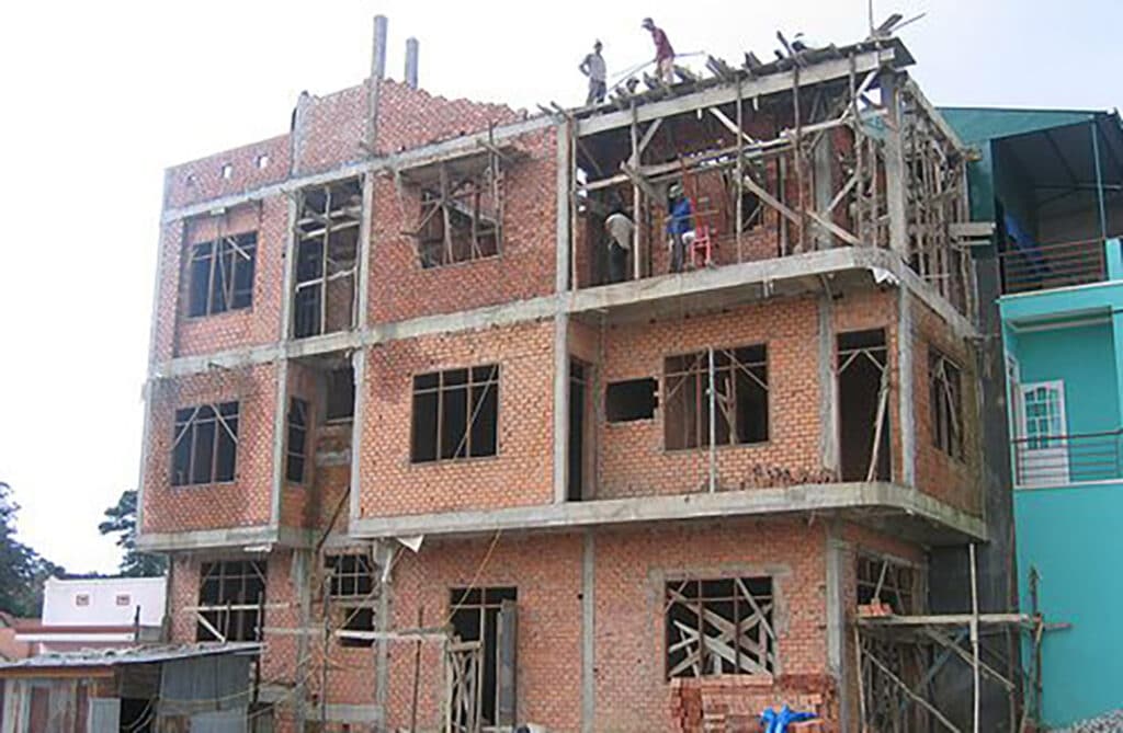 Một công trình đang trọng giai đoạn xây nhà trọn gói phần thô