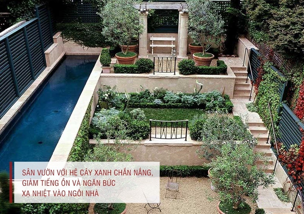 Sân vườn với hệ cây xanh chắn nắng, giảm tiếng ồn và ngăn bức xạ nhiệt vào ngôi nhà